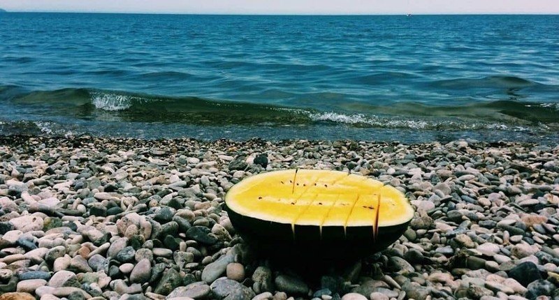 Желтый арбуз на море